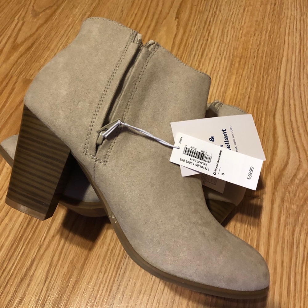 NWT Old Navy light gray heeled booties. Size 9.